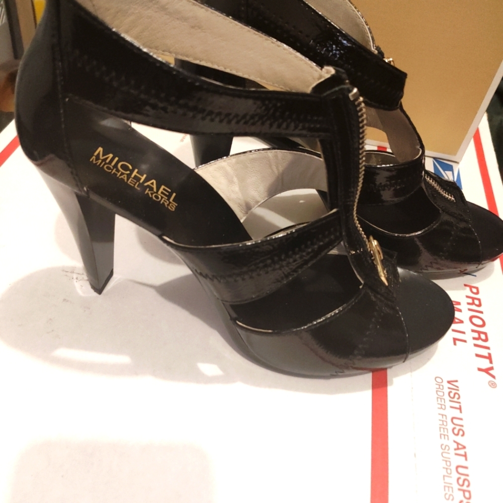 New in Box Michael Kors Sandale 9